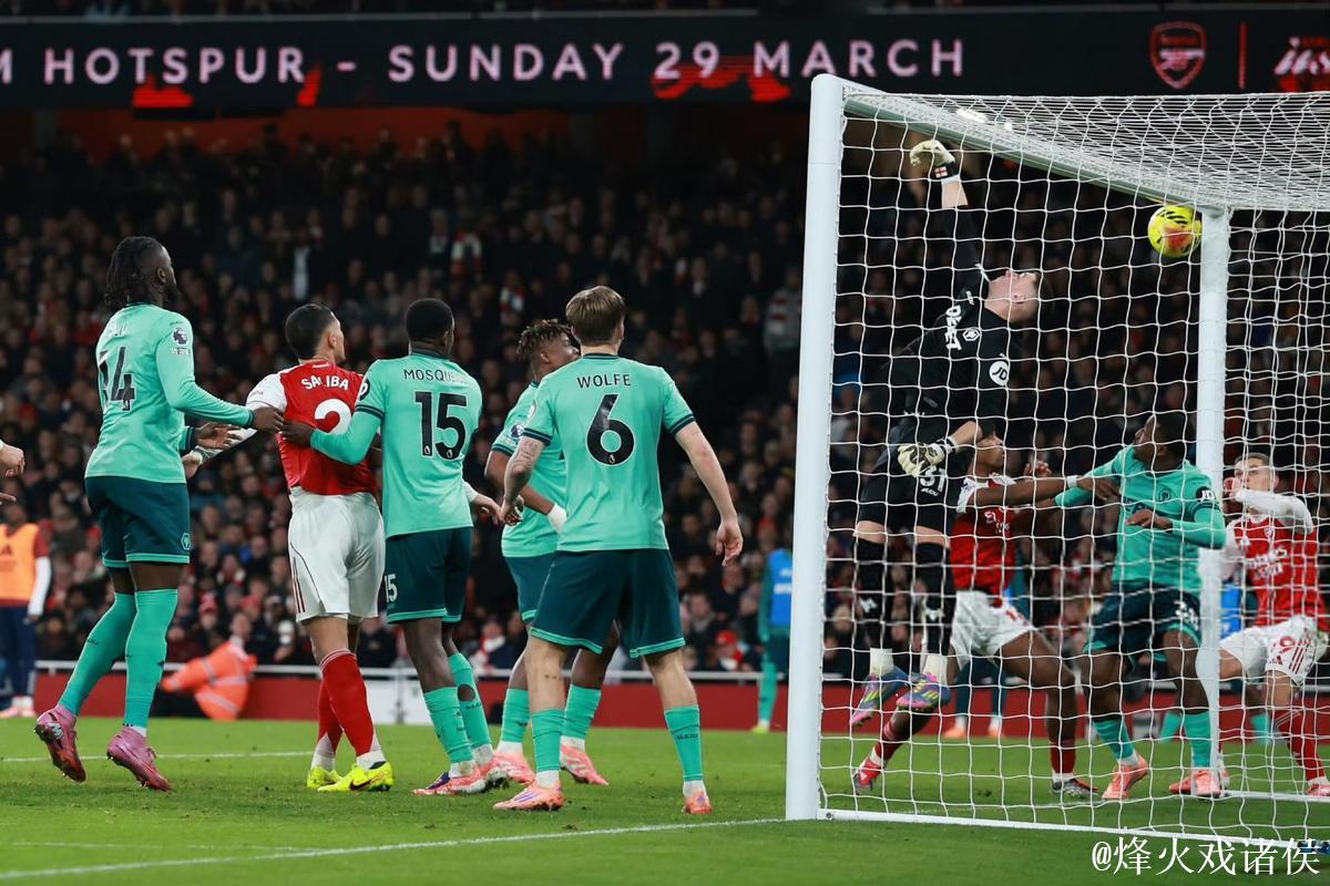 首尾大战 “枪手”赢球靠“乌龙”